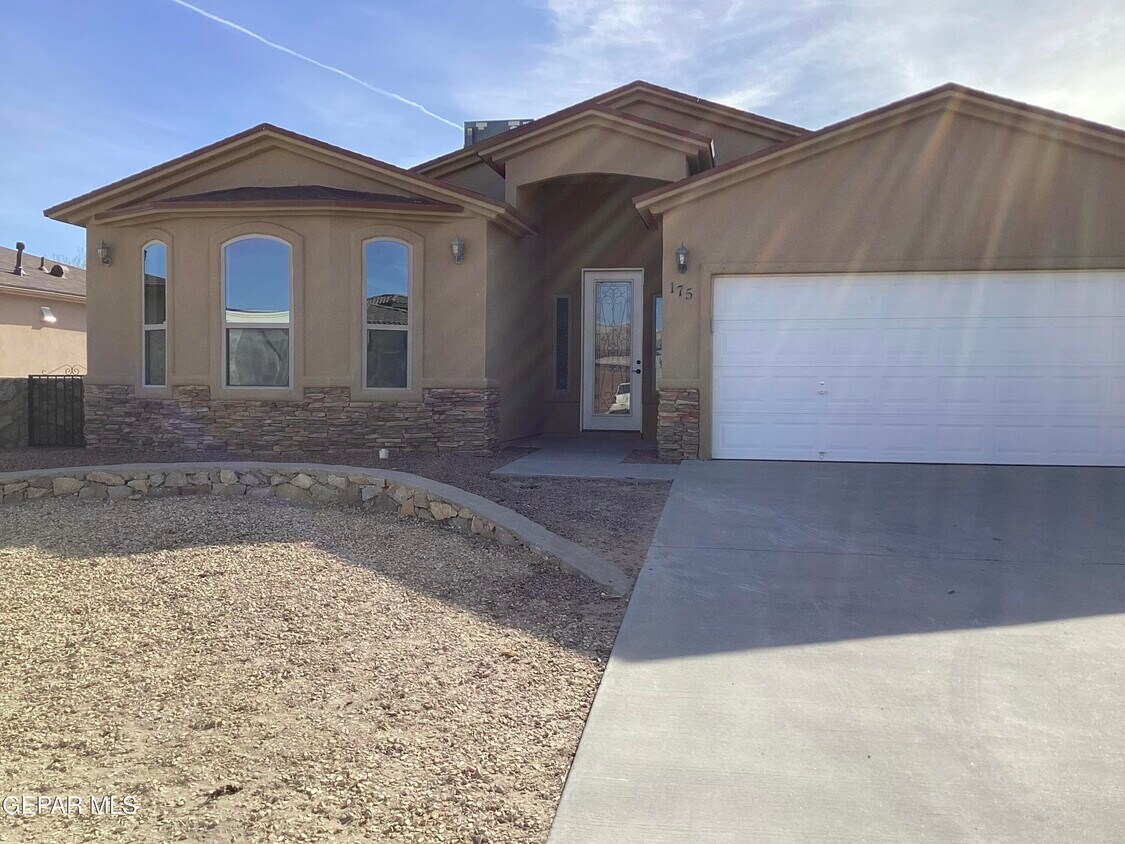 Primary Photo - 175 Casas Lindas Ln