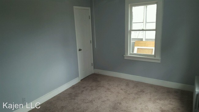 Building Photo - 3 br, 1 bath Apartment - 502 Oak Hill