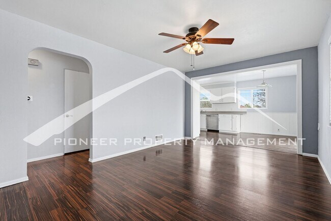 Foto del edificio - Updated Home on Corner Lot with Beautiful Landscaping!