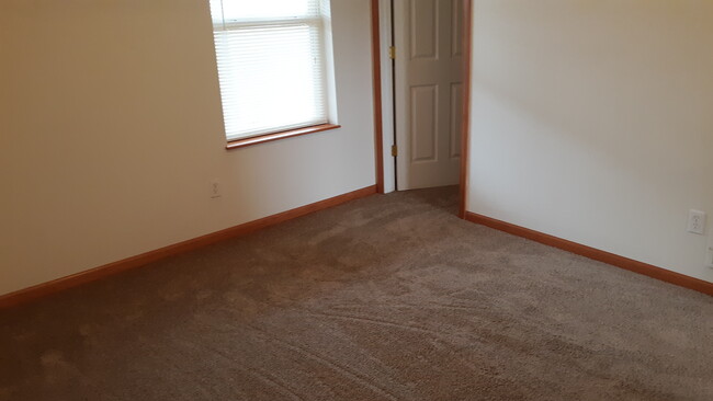 large master bdrm with walkin closet - 6608 Palmer Dr NW