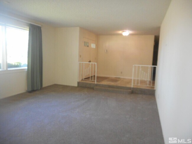 Foto del edificio - 8355 Lakeside Dr