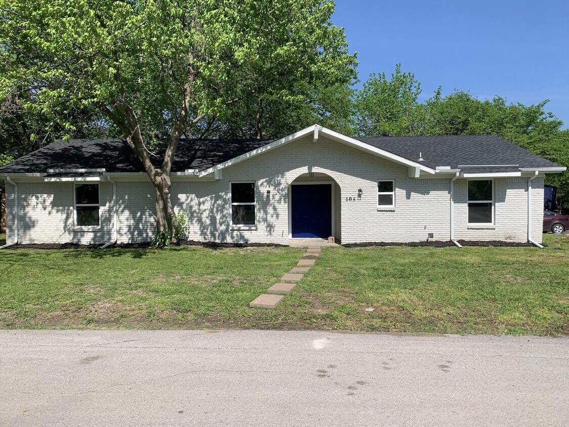 Primary Photo - Freshly Remodeled 3 Bed 2 Bath Home!