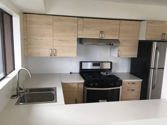 Beautiful updated kitchen - 75 -5706 Kalawa St