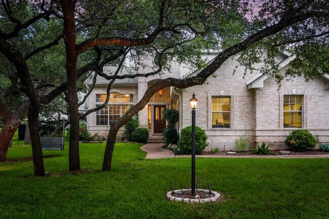 Foto del edificio - 301 Hurst Creek Rd