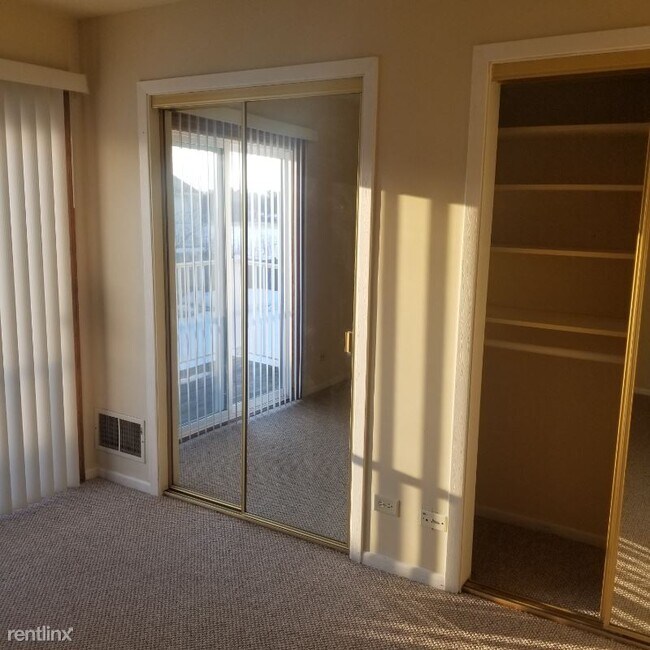 Building Photo - 2 br, 1.5 bath Townhome - 353 Meadow Green Ln