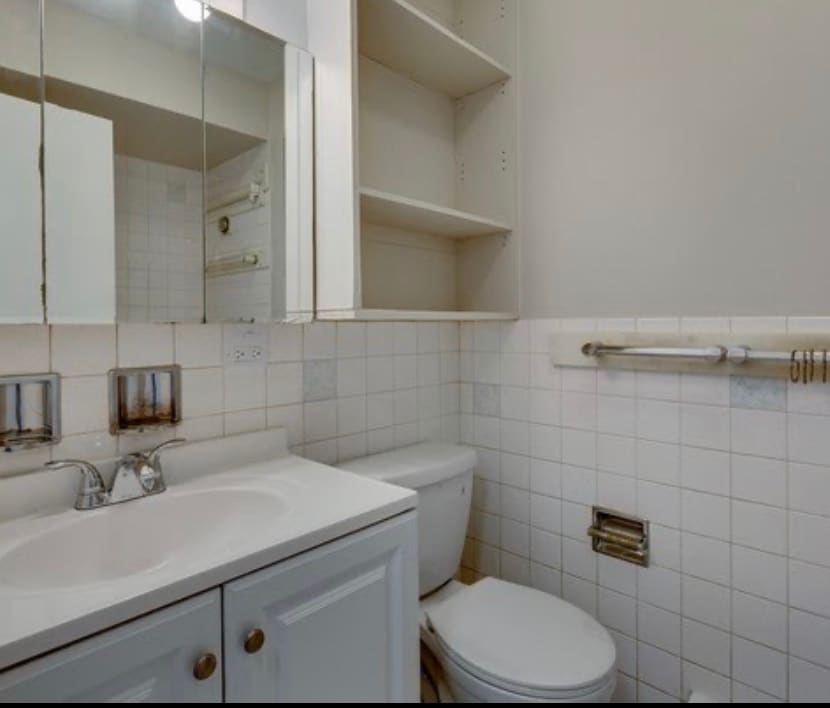 Full Bath(tub) - 6970 N Ashland Ave