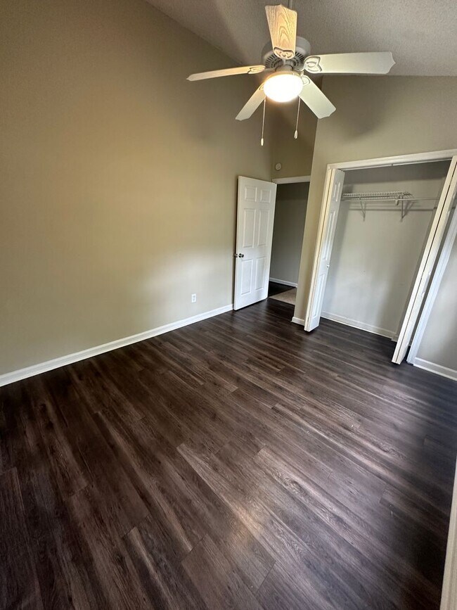 Building Photo - 4 Bed/2 Bath Home in neighborhood off of T...