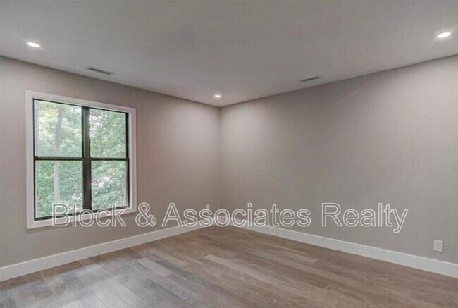Building Photo - 7209 Woods Edge Ct