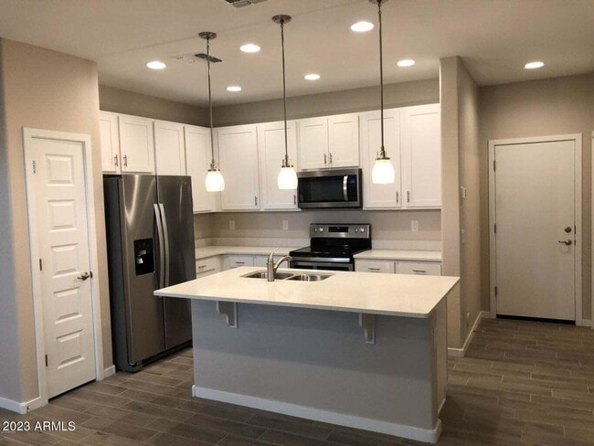 Foto del edificio - 594 W Westchester Ave