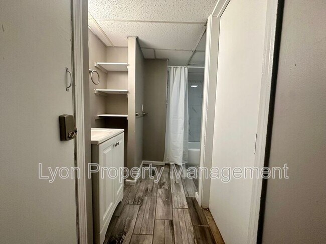 Building Photo - 1960 Smith St