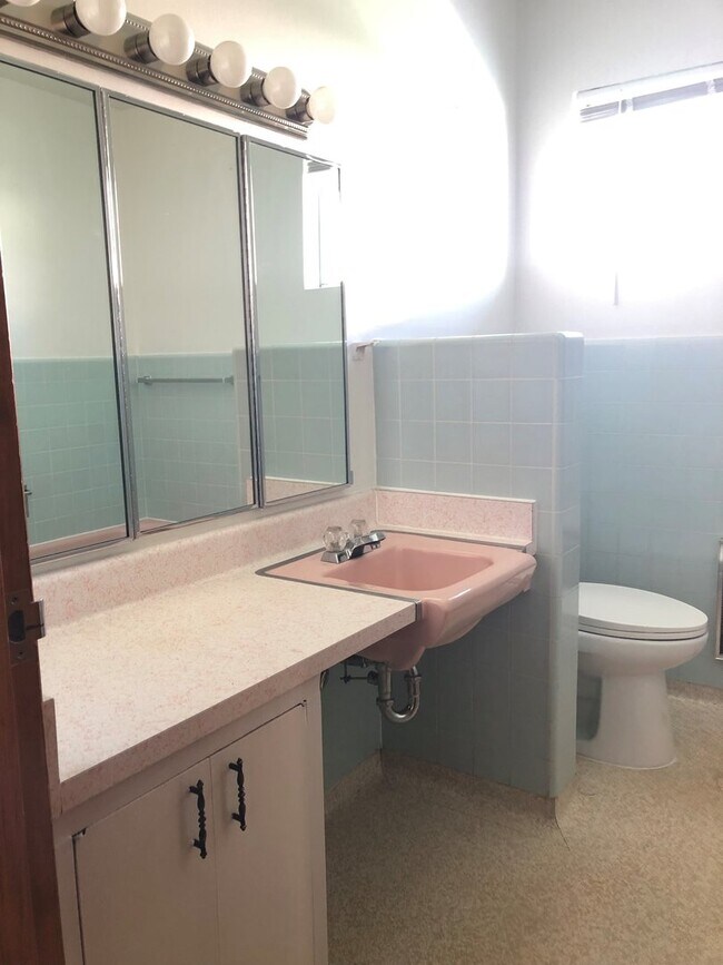 Foto del edificio - 2 Bed Mid-Century House w/ Garage & Fenced...