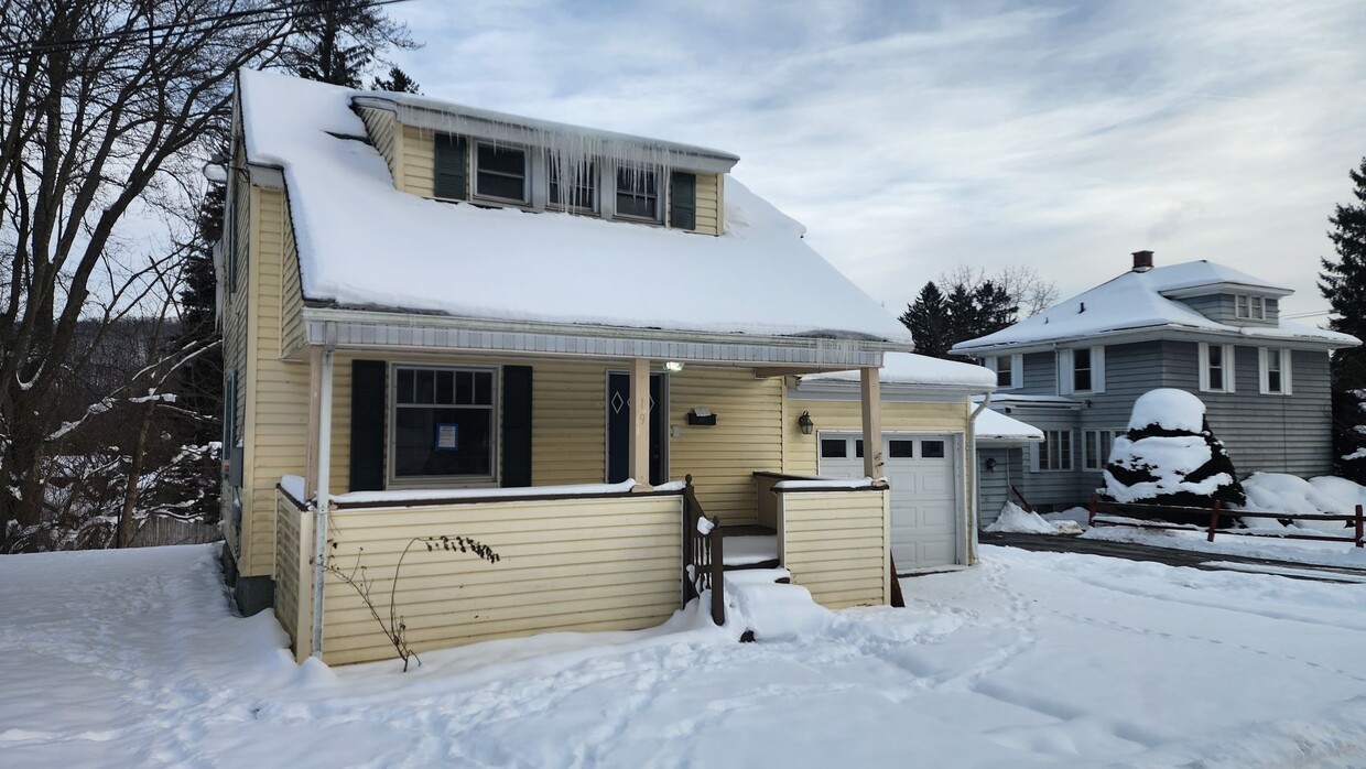 Foto principal - Cozy 3 bedroom Cape Cod with attached gara...