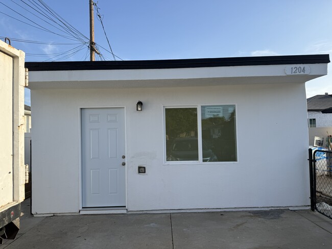 Building Photo - 1204 S Spruce St