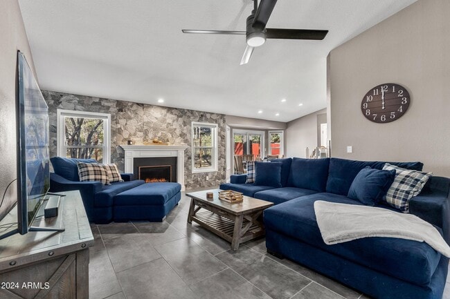 Building Photo - 2520 E Linda Vista Dr