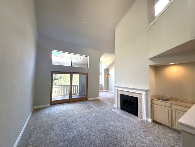 Building Photo - SPACIOUS TWO BEDROOM TWO AND HALF BATH + L...