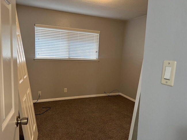 Building Photo - Visalia home for rent!