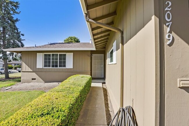 Building Photo - 3 bedroom 2 bath Beautiful House on a corn...