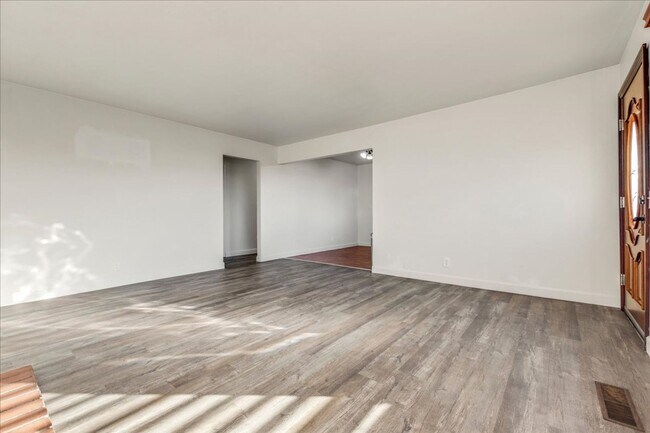 Building Photo - Upper Seaside 3 Bedroom / 1.5 Bath with Ocean Views