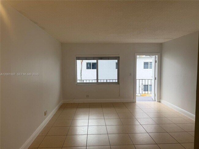 Foto del edificio - 715 NE 2nd Ave