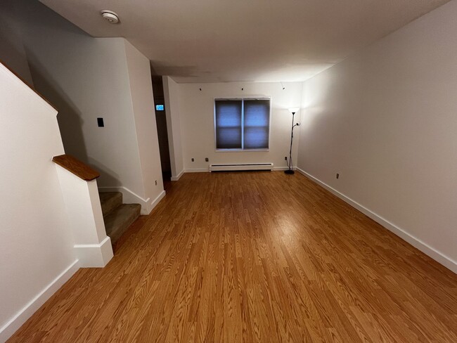 Building Photo - Large 1 Bedroom Condo- Pines Edge Condomin