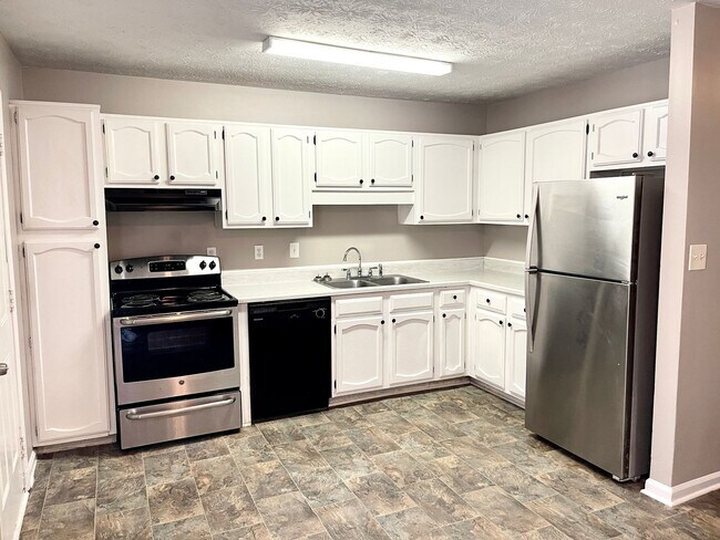 Foto del edificio - Welcome to this charming 2-bedroom, 2-bathroom townhouse located in the heart of Fayetteville, GA.