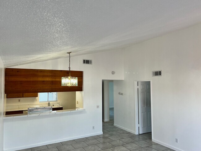 Comedor n.° 1 - 37273 Bankside Dr
