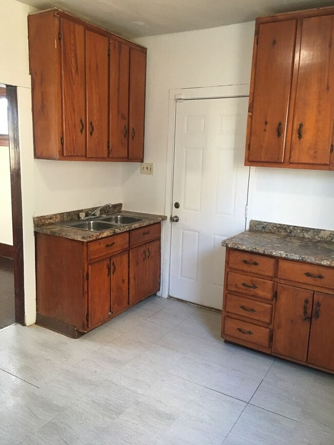 Foto del edificio - Spacious 3 Bedroom w/Covered Front Porch