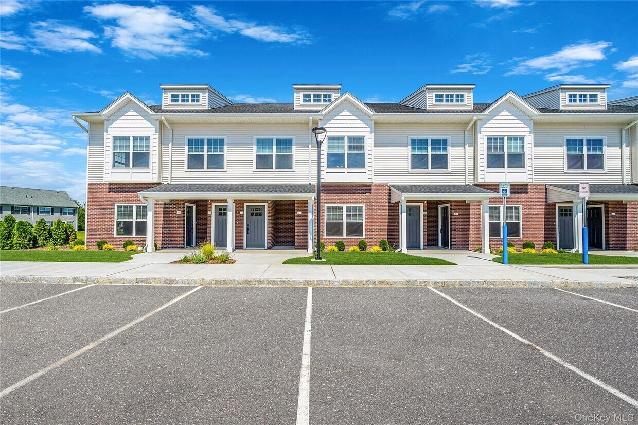 Foto principal - 725 Eastview Dr