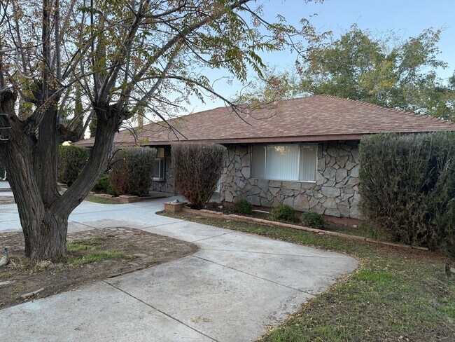 Building Photo - 14606 Riverside St