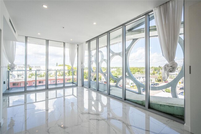 Foto del edificio - 8425 Crespi Blvd