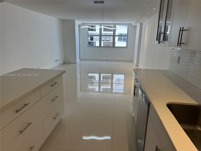 Building Photo - 6039 Collins Ave