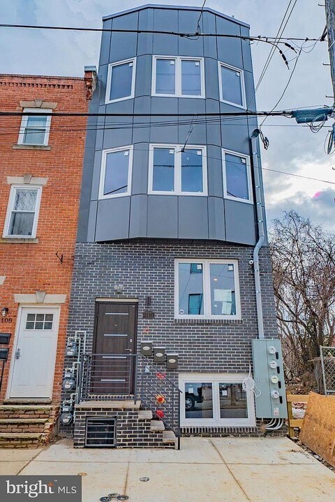 Exterior - 2110 W Master St