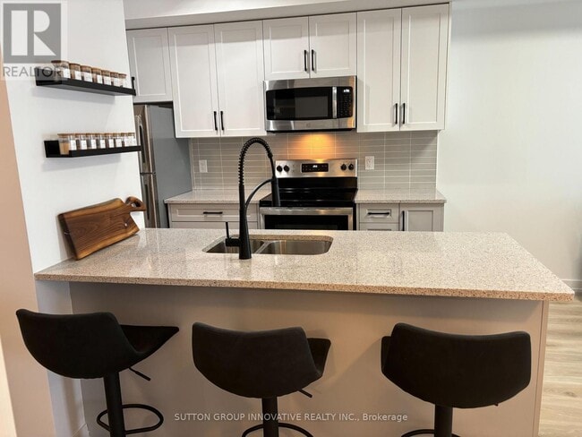 Photo du bâtiment - 550 N Service Rd