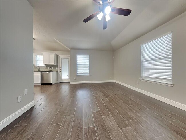 Building Photo - 5019 Willow Point Dr