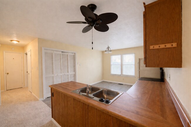 Foto del edificio - 2BR/2BA Beachside Condo – Close to Naval Base, Dining & Shopping