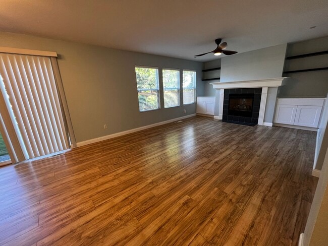 Building Photo - Dupont 4 bedroom plus loft home