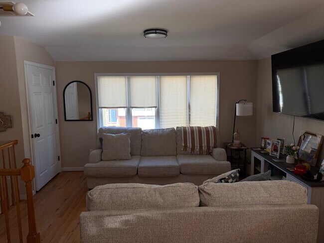 Foto del edificio - 323 Sheldon Ave