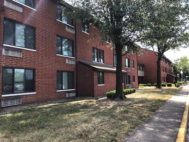 Building Photo - 2100 Greentree