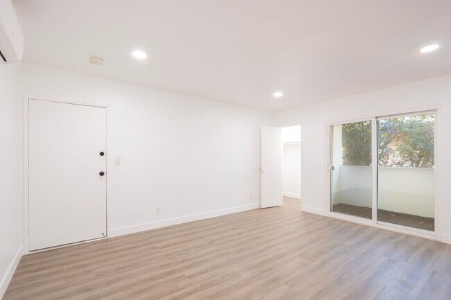 Foto del edificio - Newly Remodeled Top Floor 1 Bed / 1 Bath Apartment in Prime West Hollywood