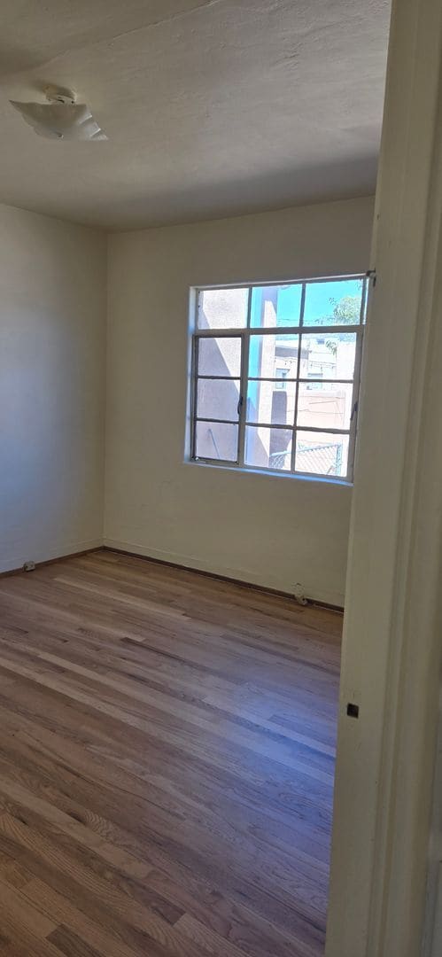 Building Photo - 300-304 Solano Dr NE