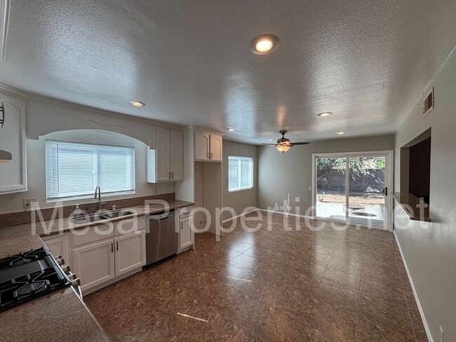 Building Photo - 529 S Alameda Ave