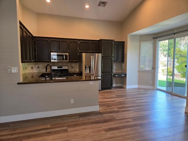 Building Photo - Broadstone - 3bdrm, 2 bath - Close to Shopping, Park & Schools!