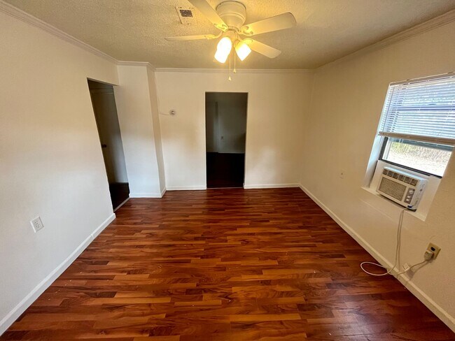 Foto del edificio - 3 Bedrooms | 1 Bathroom | House
