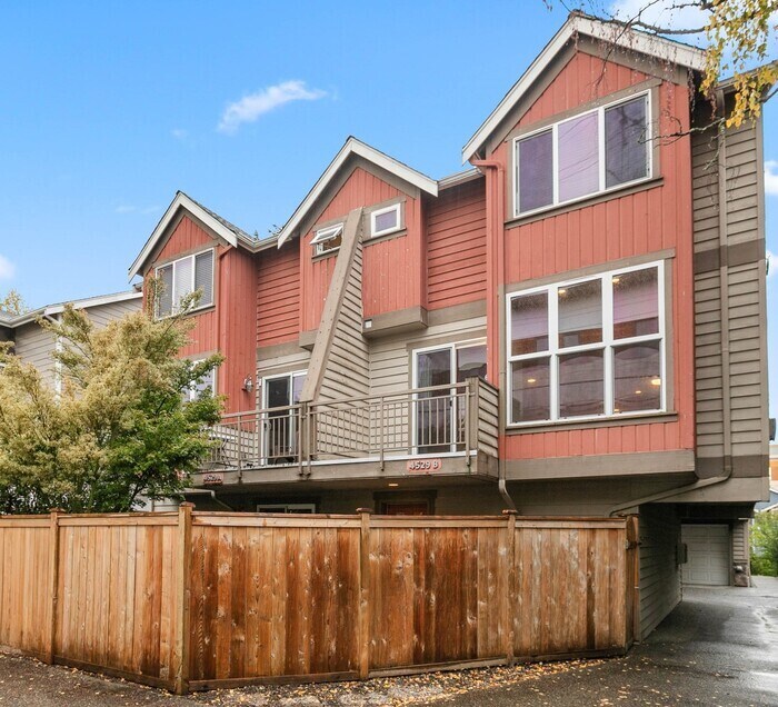 Foto principal - Immaculate Urban Townhome in Famed Alaska ...