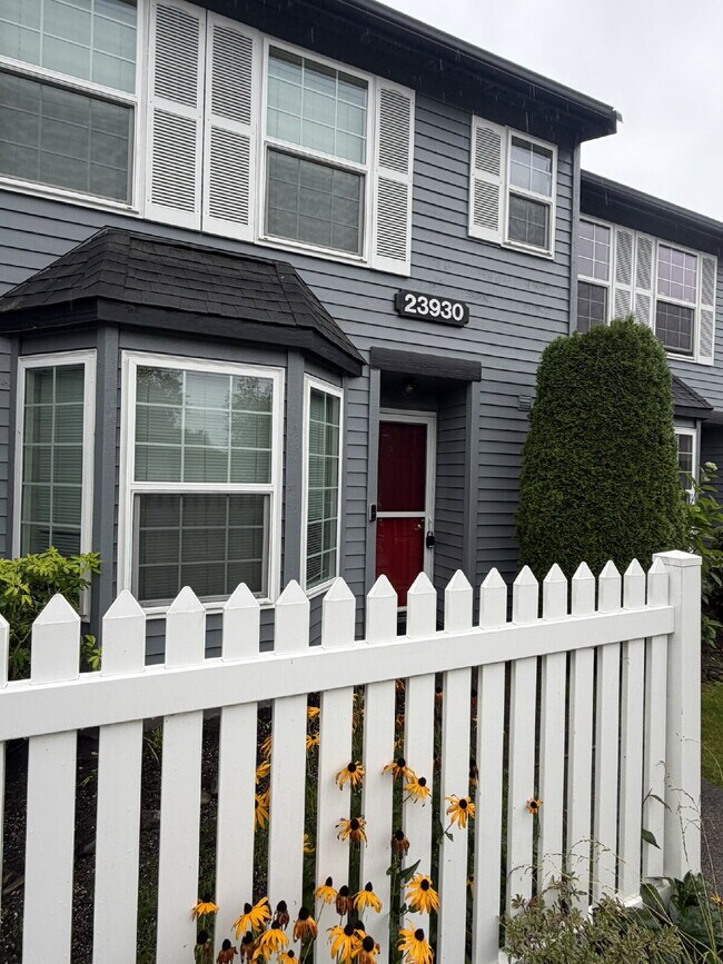 Foto del edificio - 2 Bedroom Townhome in Kent, Available for Immediate Move In