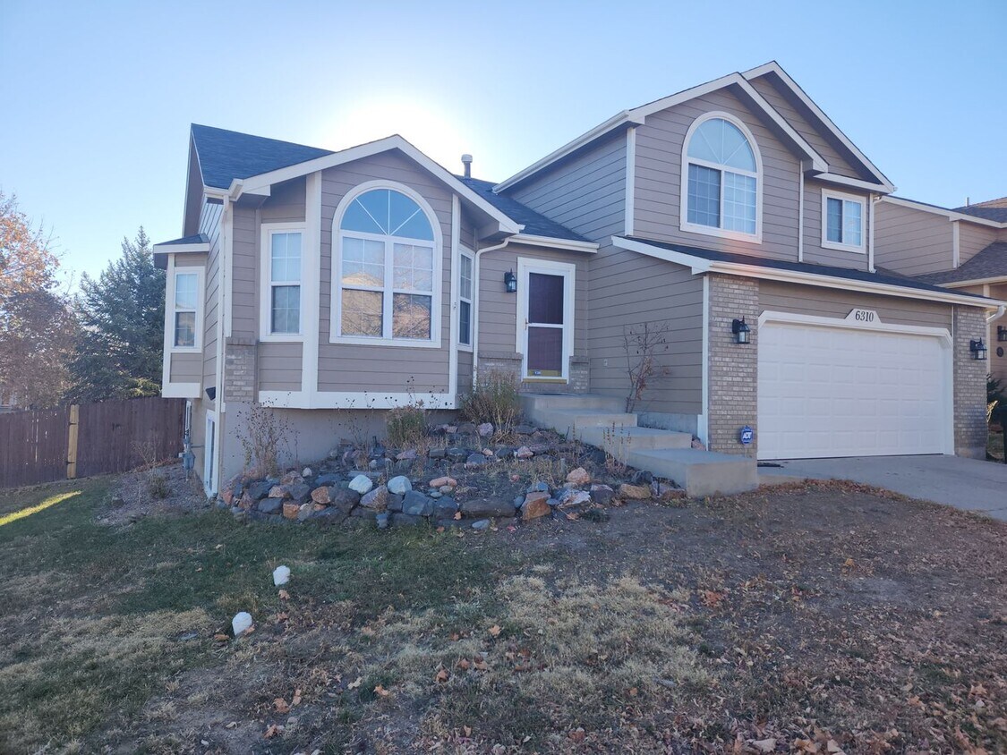 Foto principal - N/E home with 4 bed, 4 baths, 2 car garage!