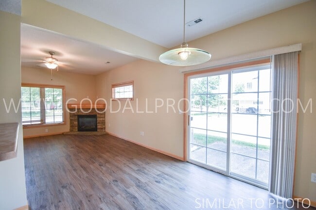 Building Photo - 2 Bedroom, 2.5 Bath Townhouse in Ankeny