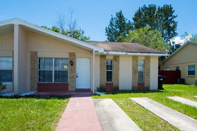 Foto del edificio - Available Now! 2/1 half duplex home!