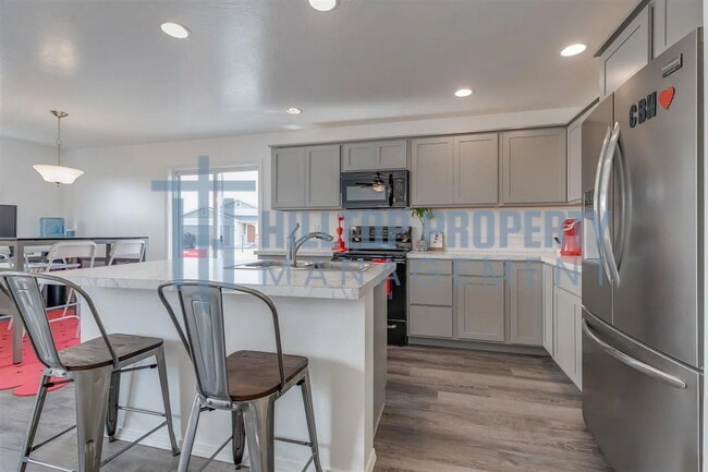 Building Photo - 3 Bed 2 1/2 Bath