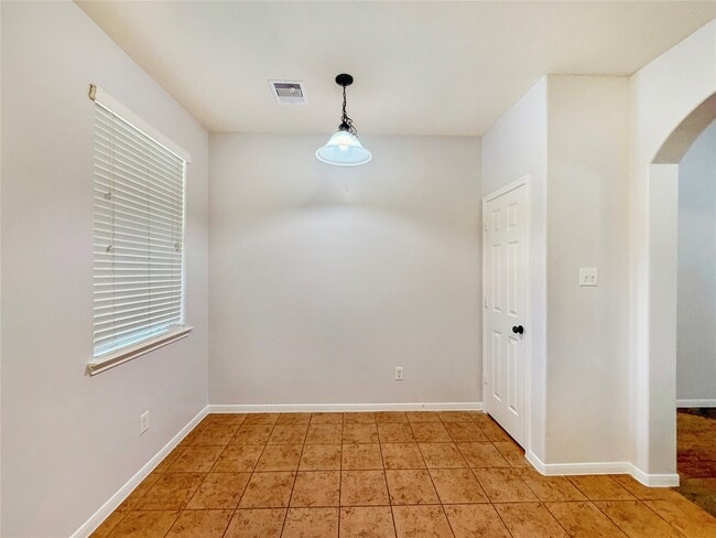 Building Photo - 4710 Meadow Way Dr